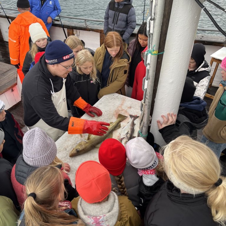 5. og 6. bekkur á siglingu með Húna